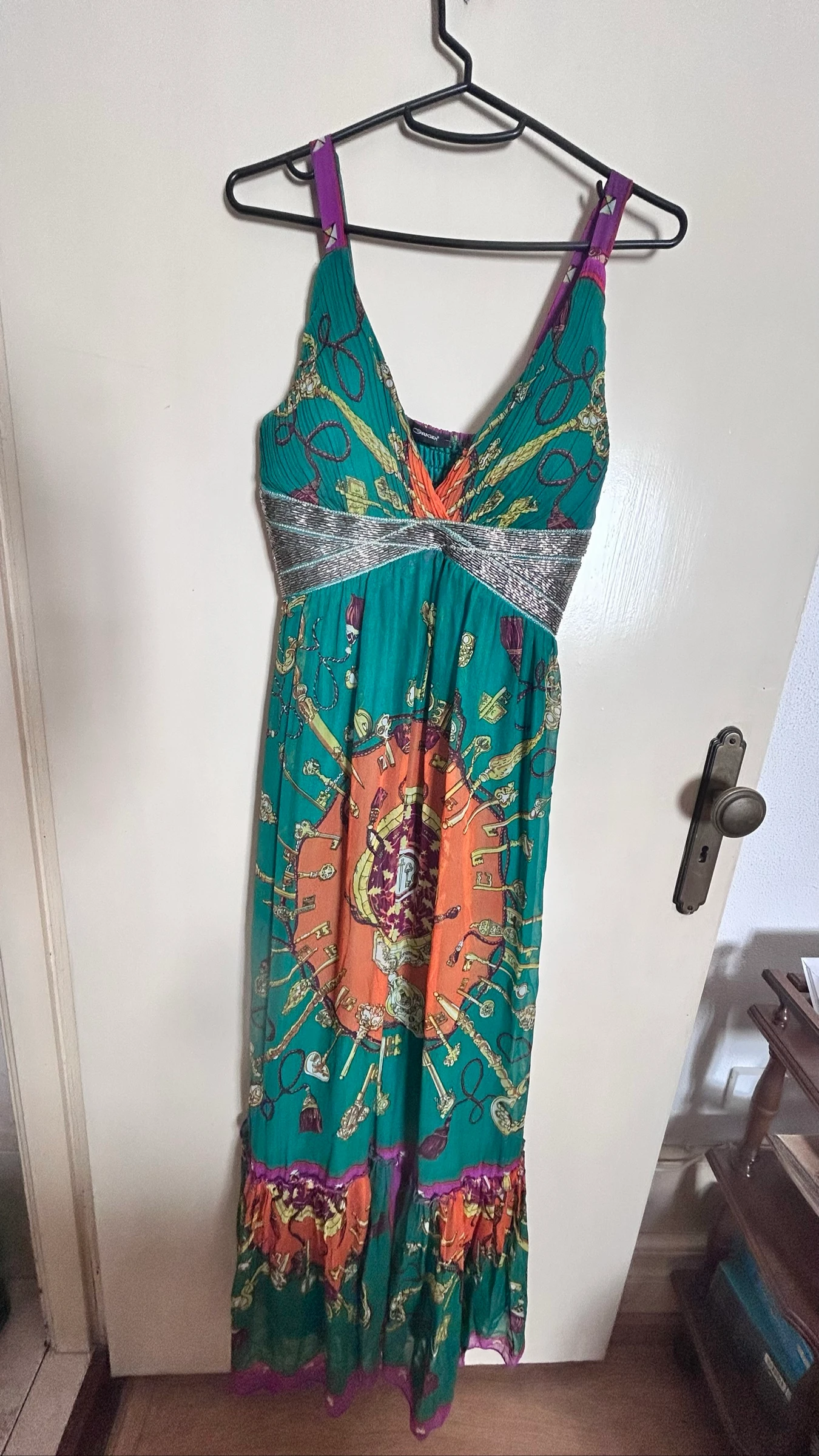 Vestido Comprido Origem Verde Estampado com Aplicações | Tamanho Único (veste 36/38)